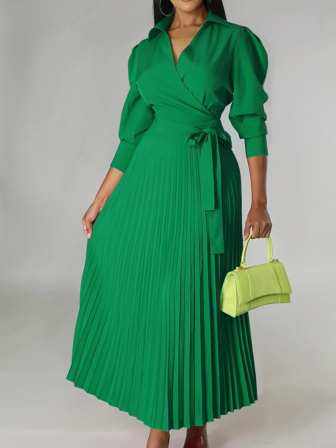 Margeaux - Elegant pleated dress with V-neck and bow
